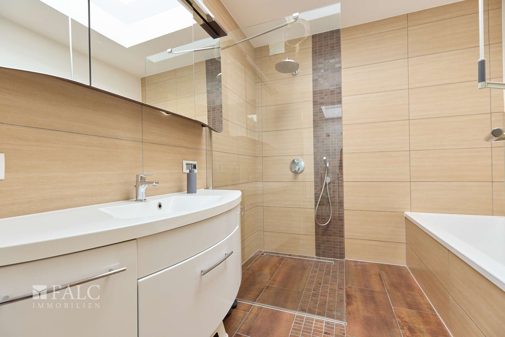 Bad Dusche und Wanne